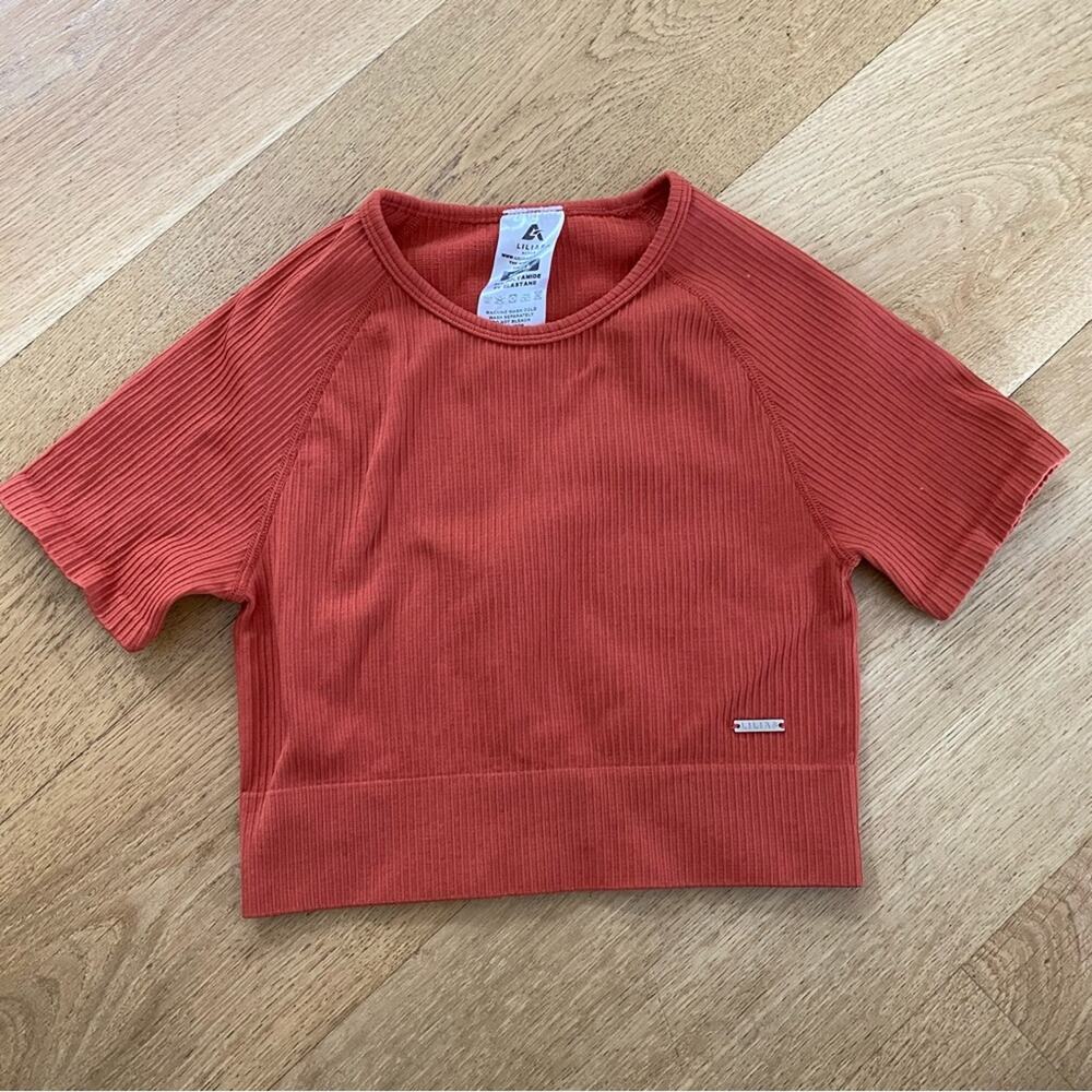 Lilia's Active Ribbed Knit Crop Tee in Sunset